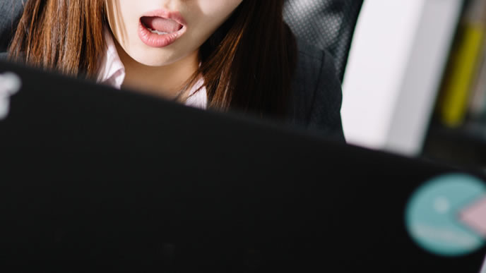 クレームのメールが入り慌てる社員