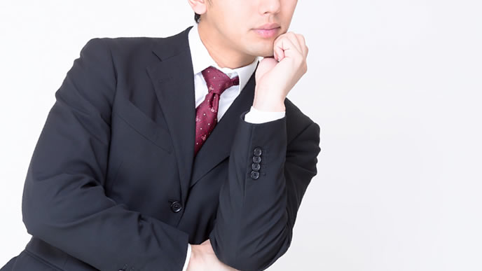 会社を解雇になった理由を探る男性