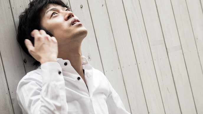 空を見上げる男性