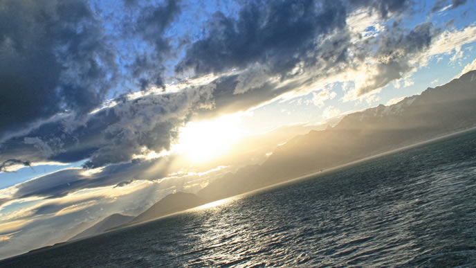 希望が感じられる海辺の朝日