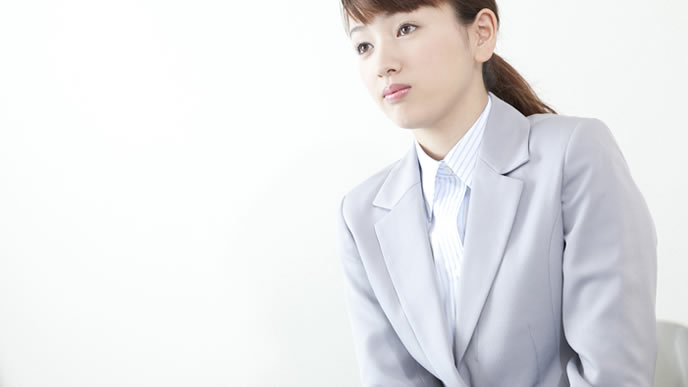 会社命令に従う会社員