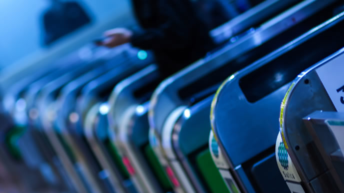 終電近くの改札口