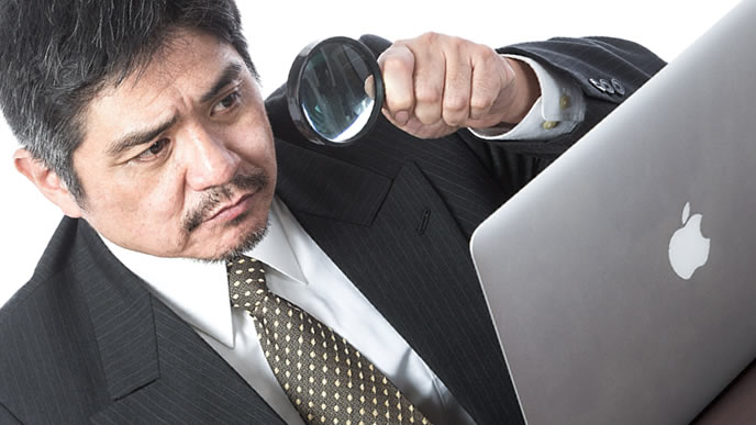 退職の書類について調べる男性