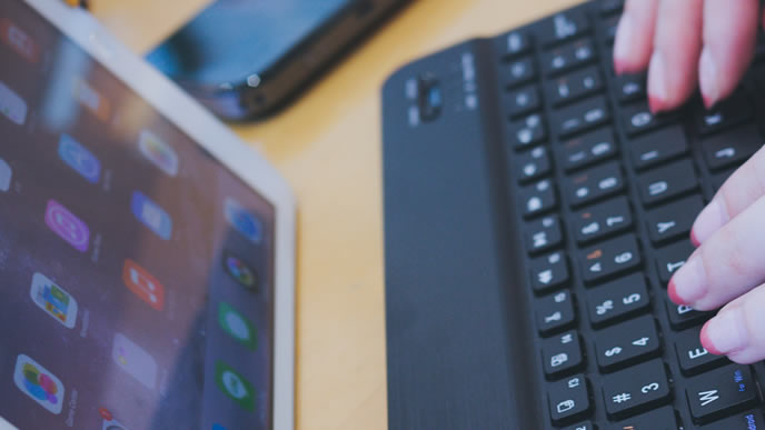 退職届をパソコンで作成する男性