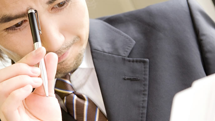 退職届を処理する会社役員