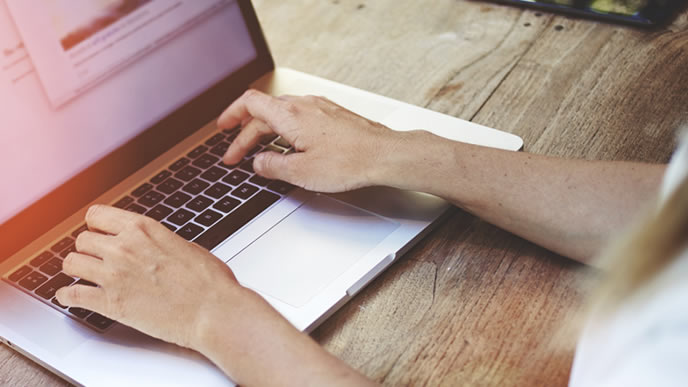 ビジネスメールを作成中のビジネスマン