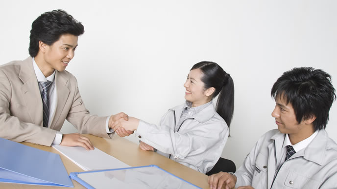 取引先から資材を調達する会社員