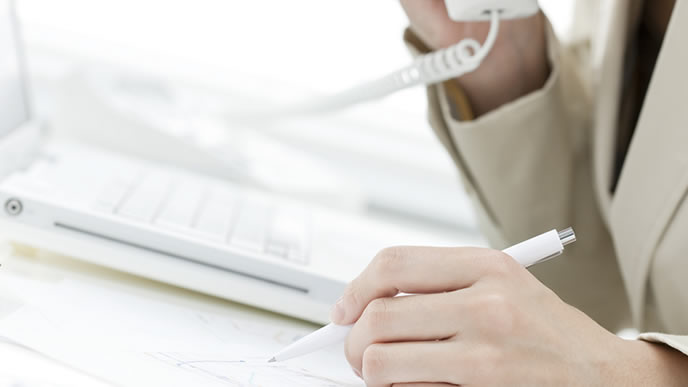 電話で物資を手配するサラリーマン