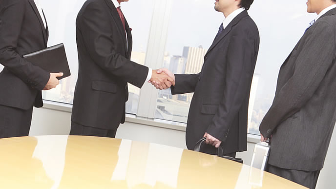 取引先と打ち合わせをする社員