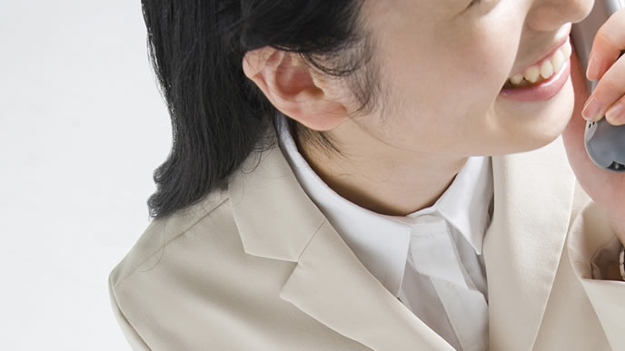 丁寧語で会話をする女子社員