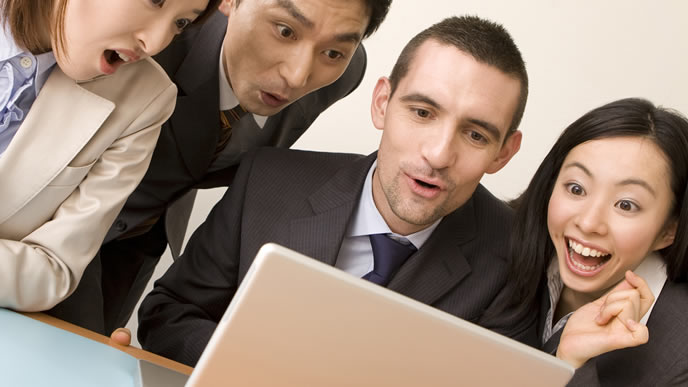 会社の研修内容をチェックする新入社員