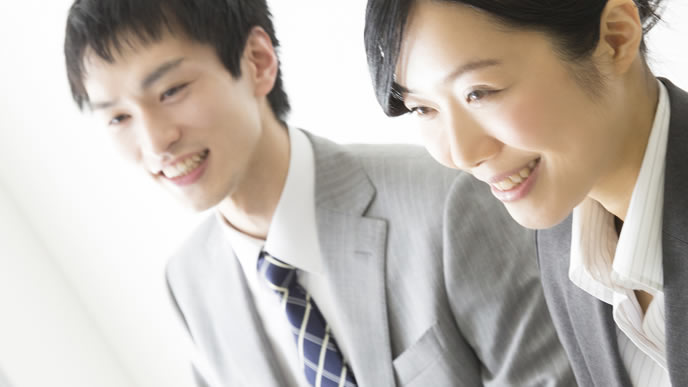 お客様先に営業へ向かう会社員