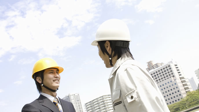 現場責任者に感謝を伝える会社員
