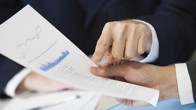 今後の方針について確認するビジネスマン