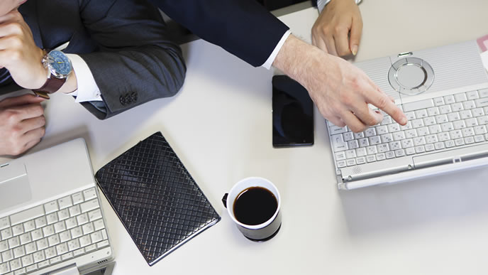 会社の売り上げをチェックする営業部長