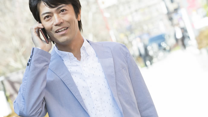 電話で営業するやり手ビジネスマン