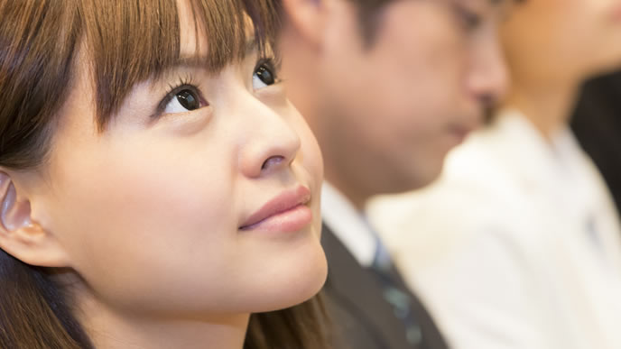 上司のスピーチに感動する新入社員