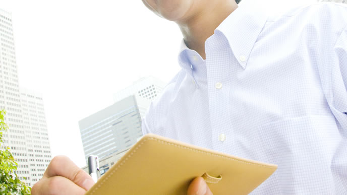 歓送迎会の挨拶を綿密に計画する課長