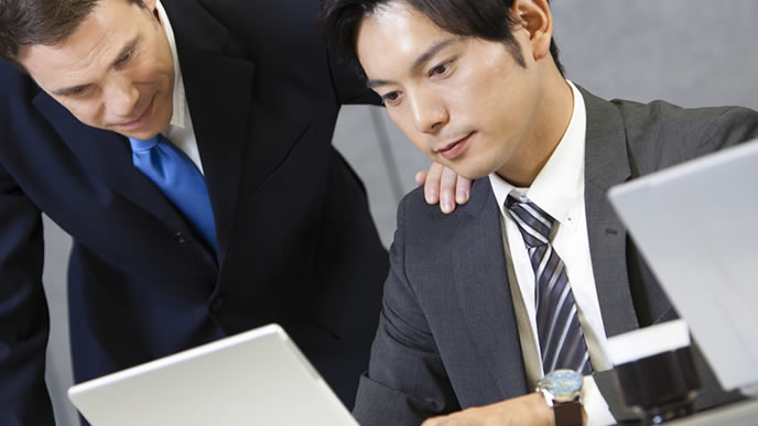 英語の「幸いです」をレクチャーしてもらう会社員