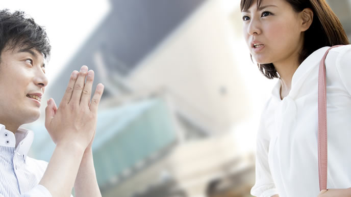 同僚に仕事の依頼をする男性
