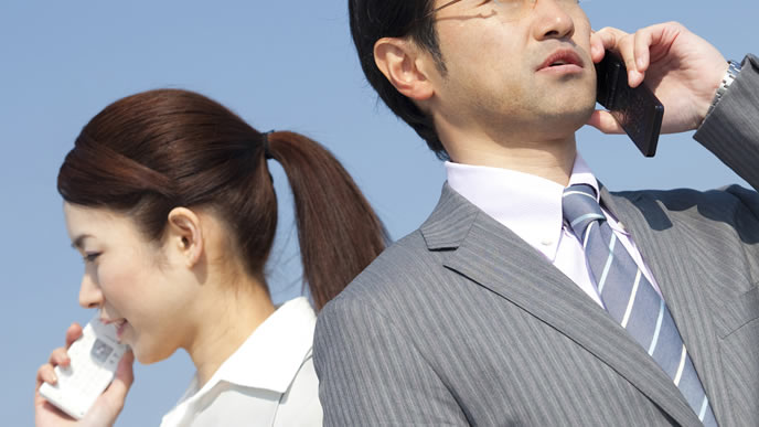 営業先にお願いの電話をする会社員