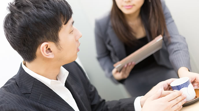 取引先の社員にお茶を出すOL