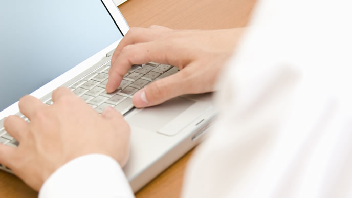 お疲れ様メールを同僚へ送る男性