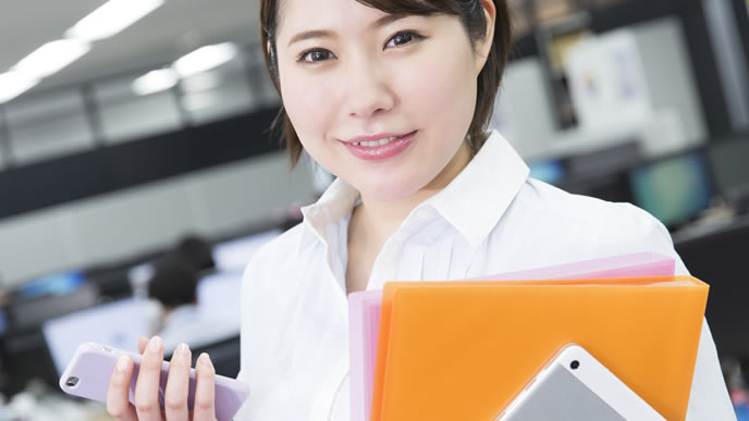 仕事の連絡をする女性