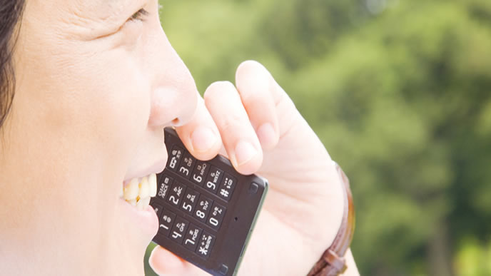 同僚へ成果の連絡をする営業マン