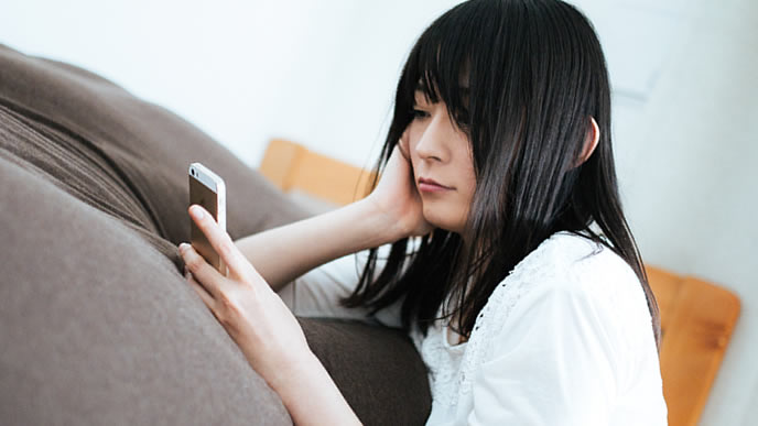 仕事のストレスをSNSで発散する女性