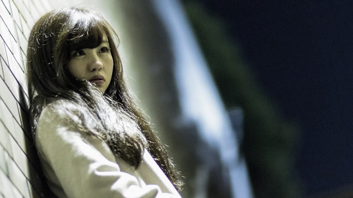 挫折を経験して転職を考える女性