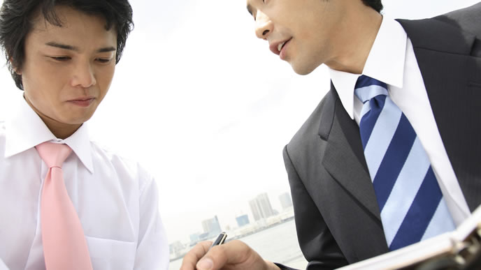 現場に作業報告をするサラリーマン