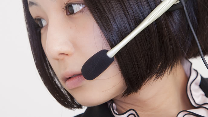 営業トークをするテレアポセンターの女性