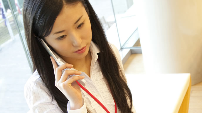 お得意様へ営業をかける会社員