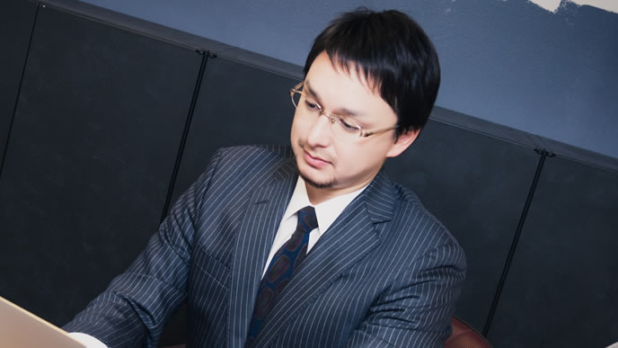 出世のために働く男性会社員