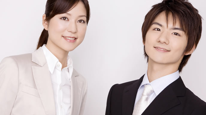 敬語を学ぶ新入社員