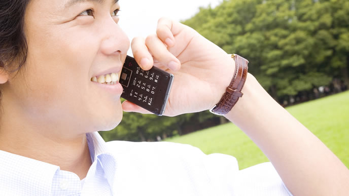 海外支社へ電話連絡するビジネスマン