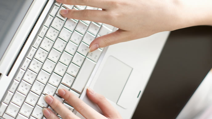 メールの返信に戸惑う新入社員