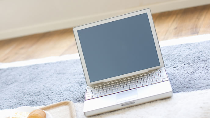 リビングに放置されたノートパソコン