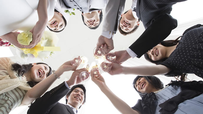 結婚式の挨拶をする新郎新婦