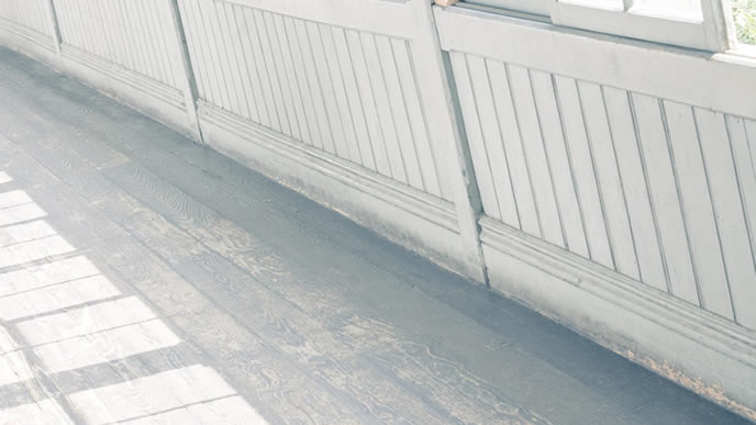 白い木でできた歩道橋