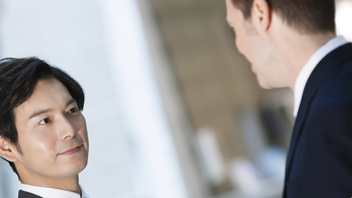 久しぶりの同僚との再会に喜ぶ会社員