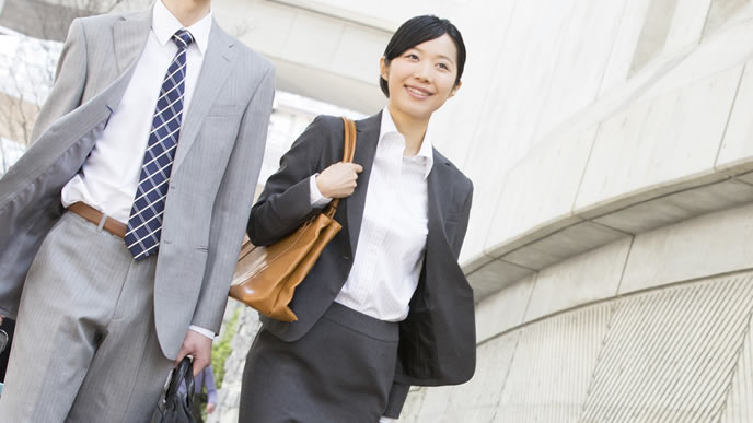 同僚と共に営業へ向かうビジネスマン