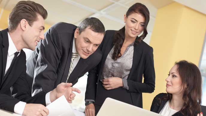 ミーティングをしている外国人会社員達