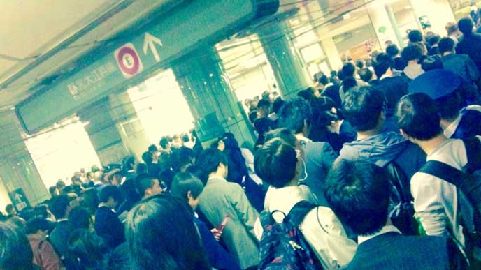 地下鉄の通勤風景