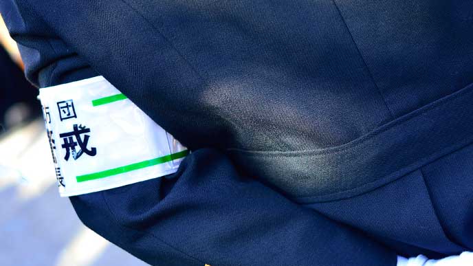 腕章をつけた消防団員