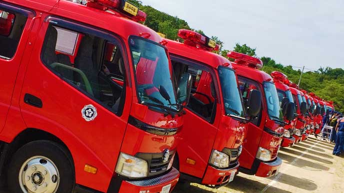 並んだ沢山の消防車