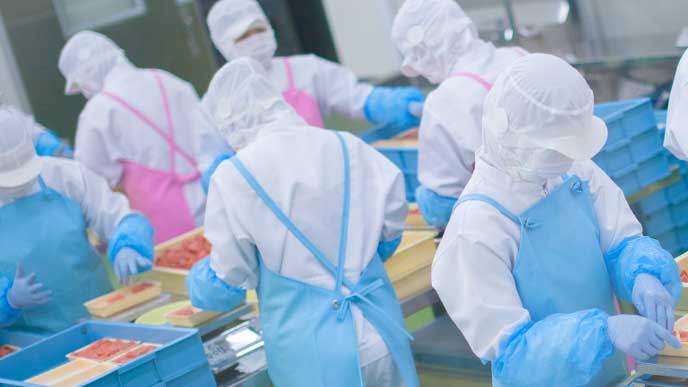 中小企業の工場で働いているパートさん達