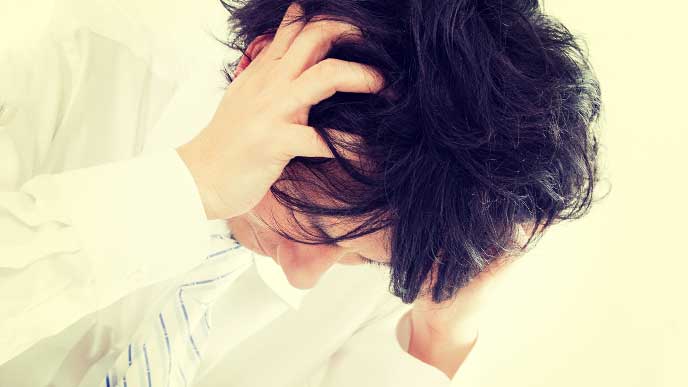 頭を抱えている新入社員