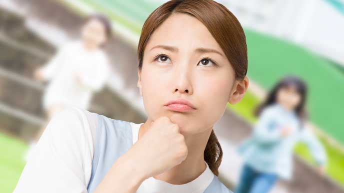 子供のことを考えている保育士さん